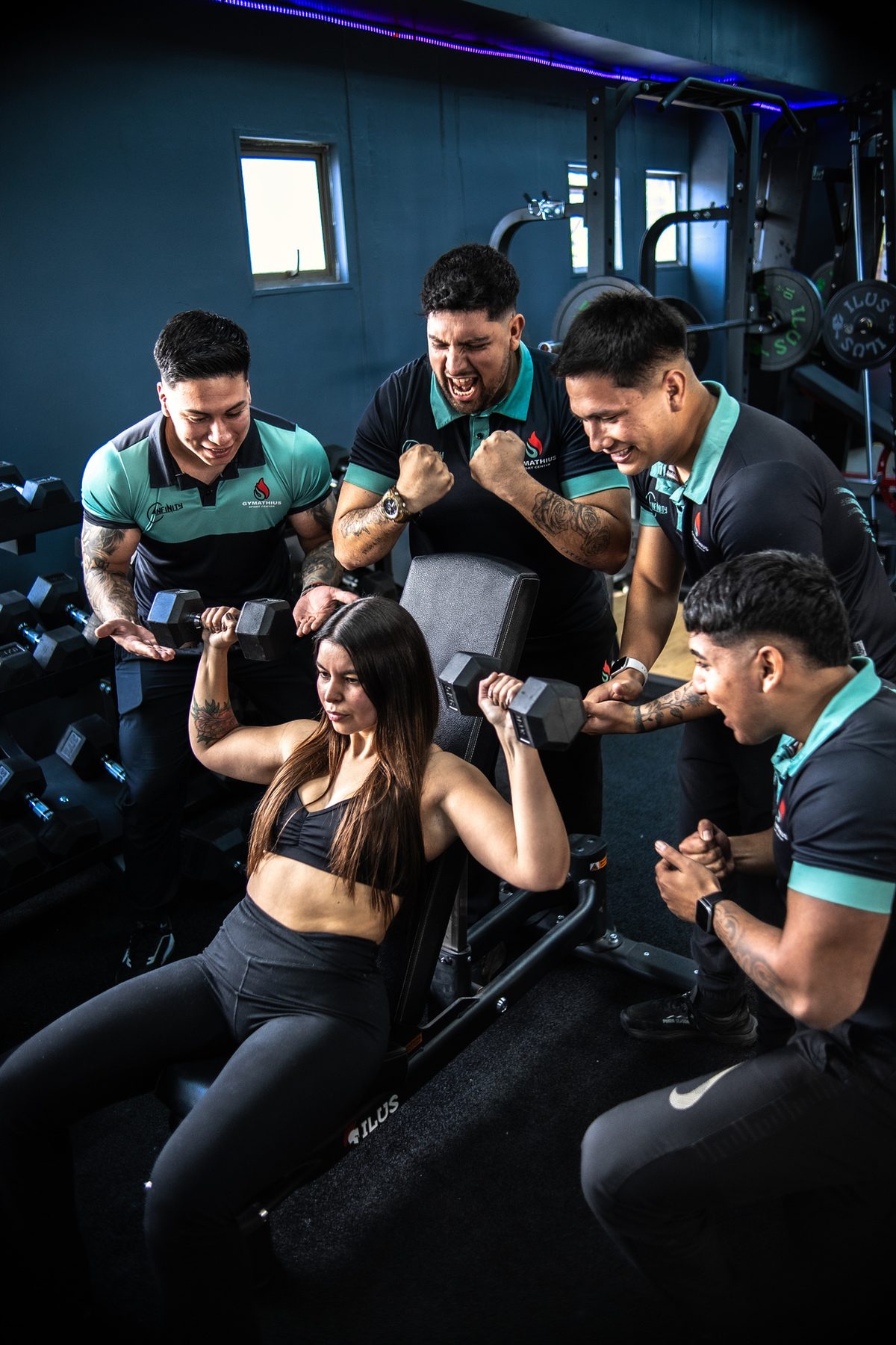 Coach y socia celebrando un logro en Gymathius